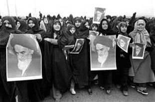 زنان به روایت انقلاب/چگونگی رونوشت کردن اعلامیه‌‌های امام و پخش آن