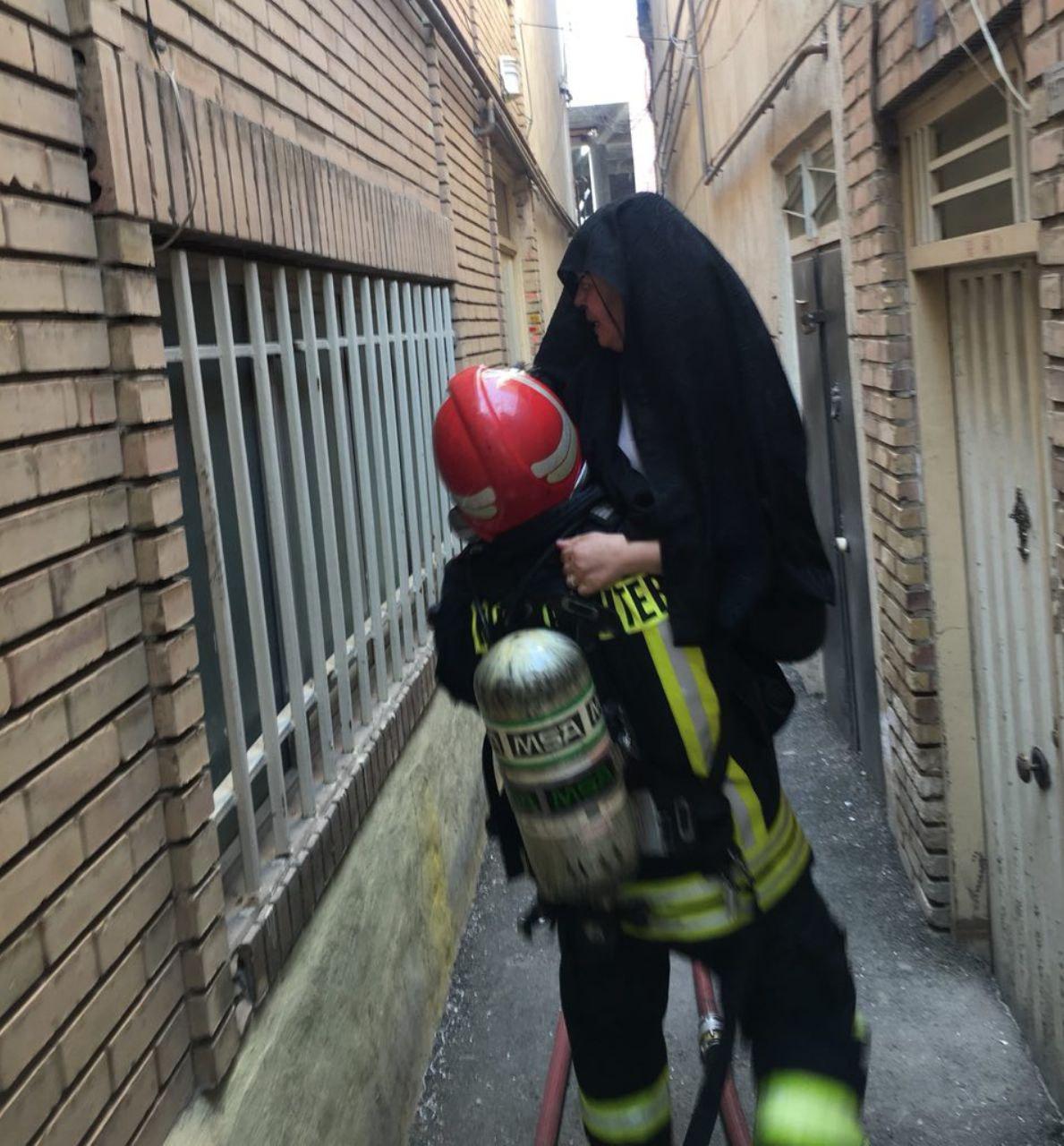 نجات زن گرفتار در آتش در راسته کوچه تبریز