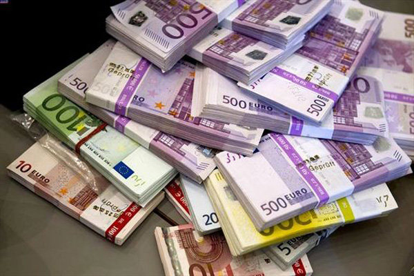 تداوم عرضه ارز مسافرتی در شعب منتخب بانکی/ یورو ۱۰۰۰تومان ارزان شد
