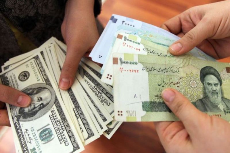 صادرکنندگان، ارز صادراتی را به بانک ها و صرافی های مجاز عرضه کنند