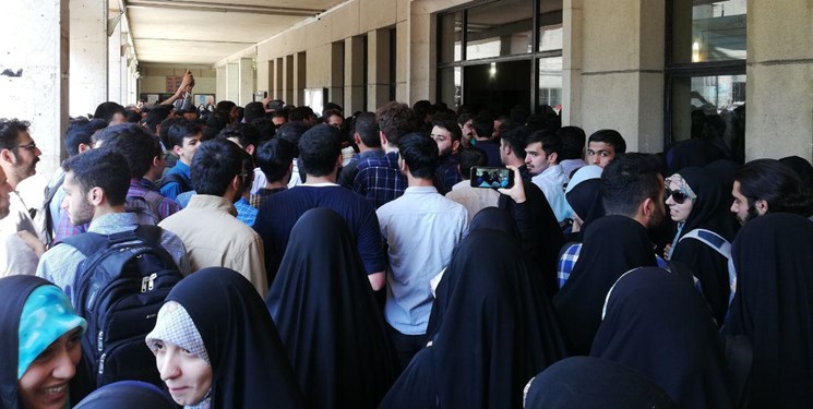 تجمع عده‌ای علیه مقررات حجاب در دانشگاه تهران
