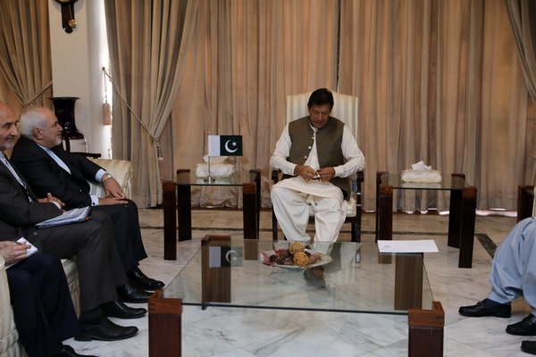 دیدار ظریف با نخست‌وزیر پاکستان وزیر امور خارجه کشورمان در ادامه سفر خود به پاکستان، با نخست وزیر این کشور دیدار کرد.