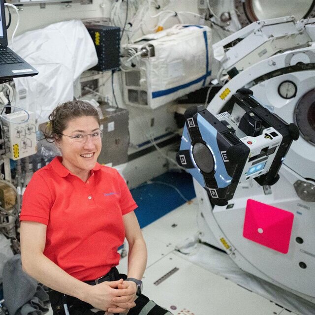 ناسا تصویری از فضانورد زن ایستگاه فضایی بین المللی منتشر کرد که در حال آزمایش یک دستیار رباتیک است.