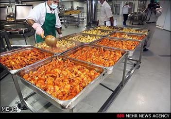 طبخ روزانه ۱۵۱ هزار پرس غذا در آشپزخانه های ایران در مکه و مدینه
