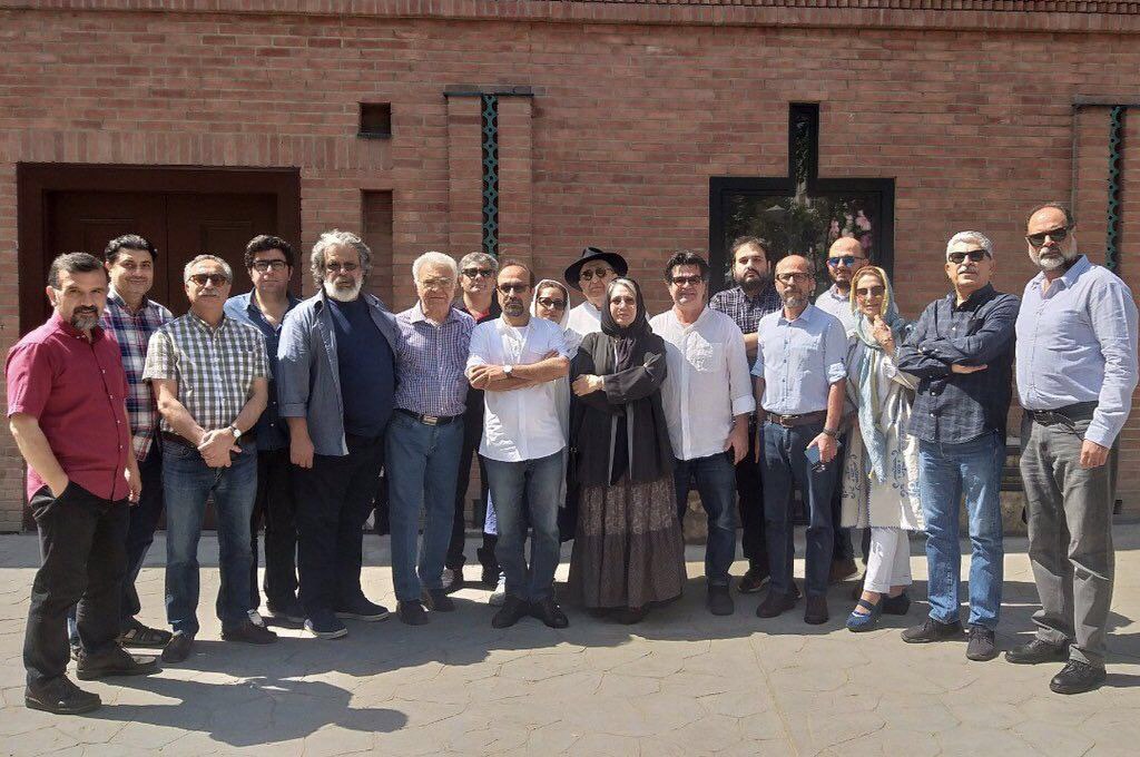 حضور جمعی از کارگردان و اهالی سینما در مقابل دادگاه انقلاب در همراهی با محمد رسول اف