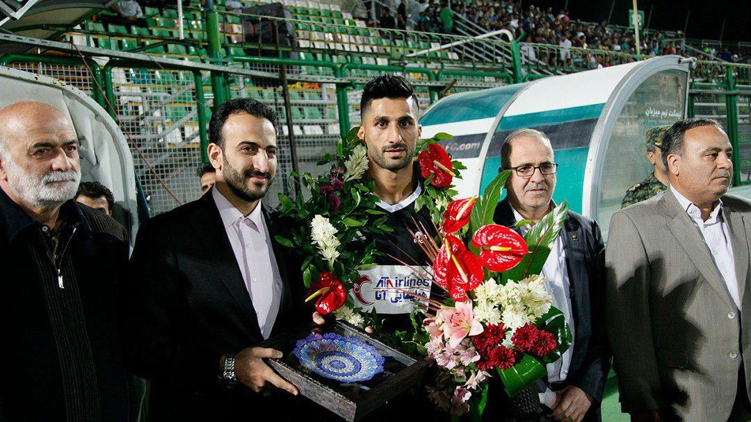 باشگاه ذوب آهن اصفهان در بازی با تراکتور تبریز از رشید مظاهری دروازهبان سرخپوشان تبریزی تجلیل کرد.