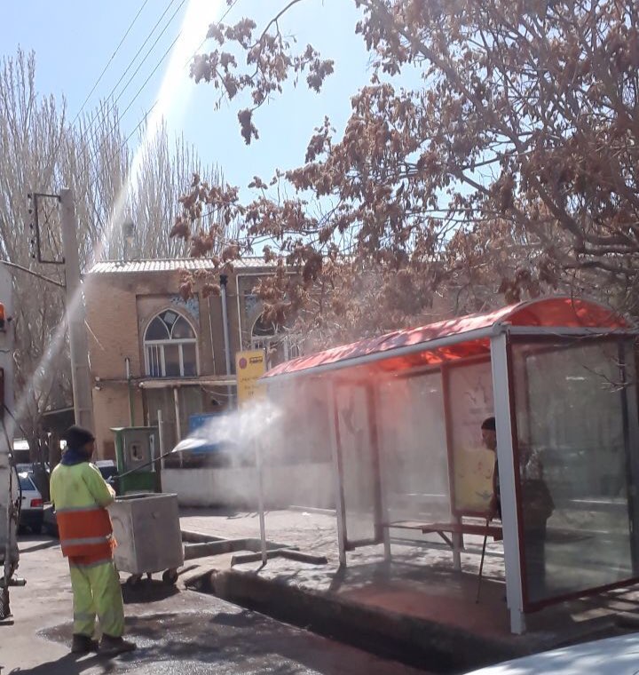 تداوم عمليات ضدعفونی، شستشو و گندزدايی معابر و اماكن عمومي در سطح حوزه شهرداری ٤ تبریز