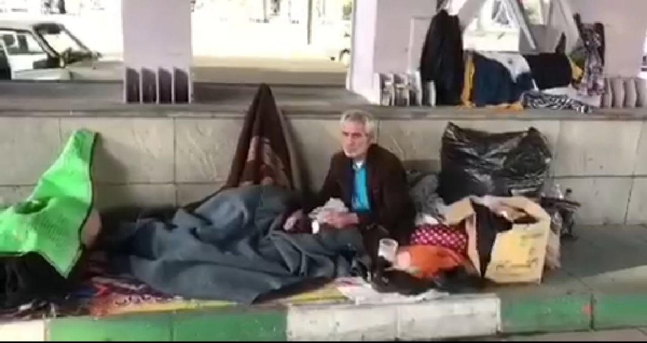 زندگی پیرمرد بی خانمان در زیر روگذر راه‌آهن تبریز