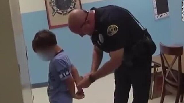 بازداشت کودک ۸ ساله در آمریکا به خاطر توهین به معلم