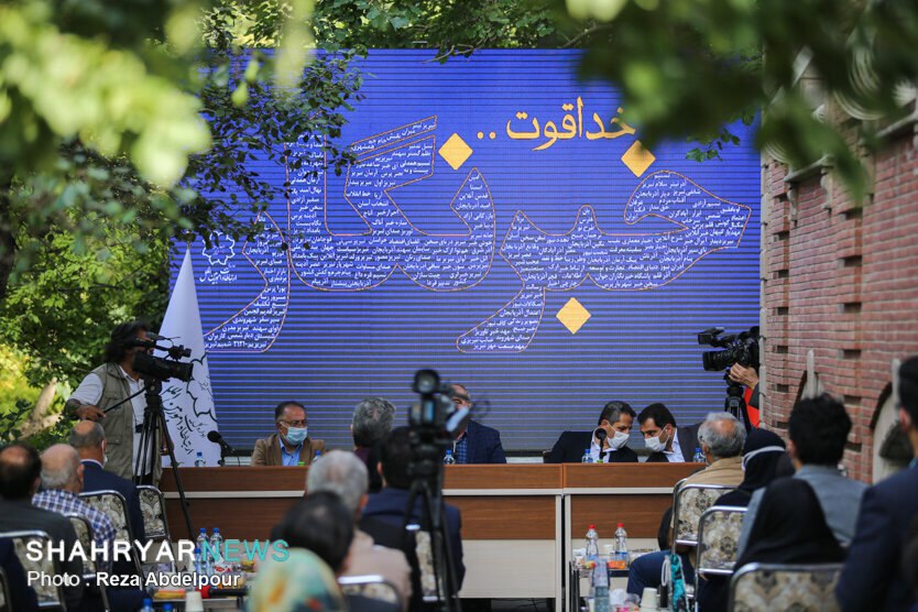 نقدی بر خرده فرمایش های شهردار و رئیس شورا در دور همی ((باغ صبا))