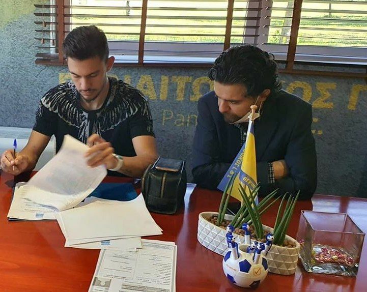 لحظه عقد قرارداد محمدرضا آزادی با باشگاه پانتولیکوس یونان