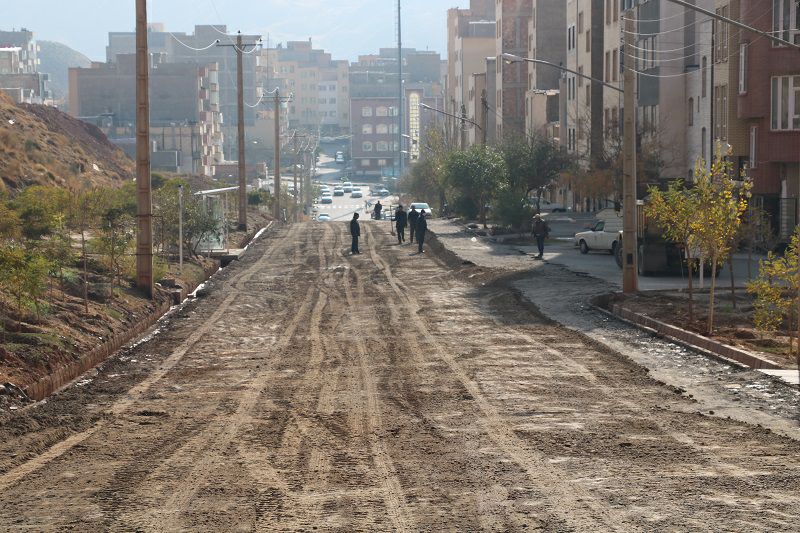 پس از اجرای جدول کشی عملیات زیرسازی آسفالت در خیابان شهید ولی پور باغمیشه شروع شد