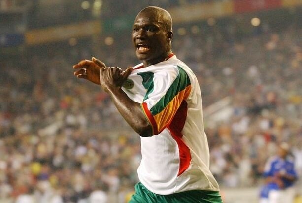 مهاجم سابق سنگال و زننده گل افتتاحیه جام جهانی ۲۰۰۲ درگذشت
