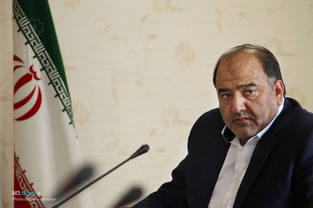 شهردار منطقه ۳ تبریز اعلام کرد:توزیع ۳۳۰ تن نمک و ۲۴۳ هزار لیتر محلول نمک برای جلوگیری از یخ زدگی معابر سطح منطقه ۳