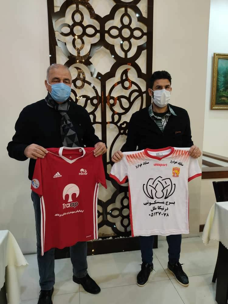 رونمایی از پیراهن‌های تراکتور و شهرخودرو برای بازی فردای دو تیم