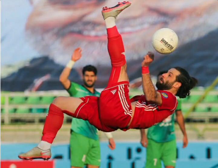تصویری زیبا از لحظه قیچی برگردان محمد عباس زاده که نشان از آمادگی بالای بدنی این بازیکن دارد