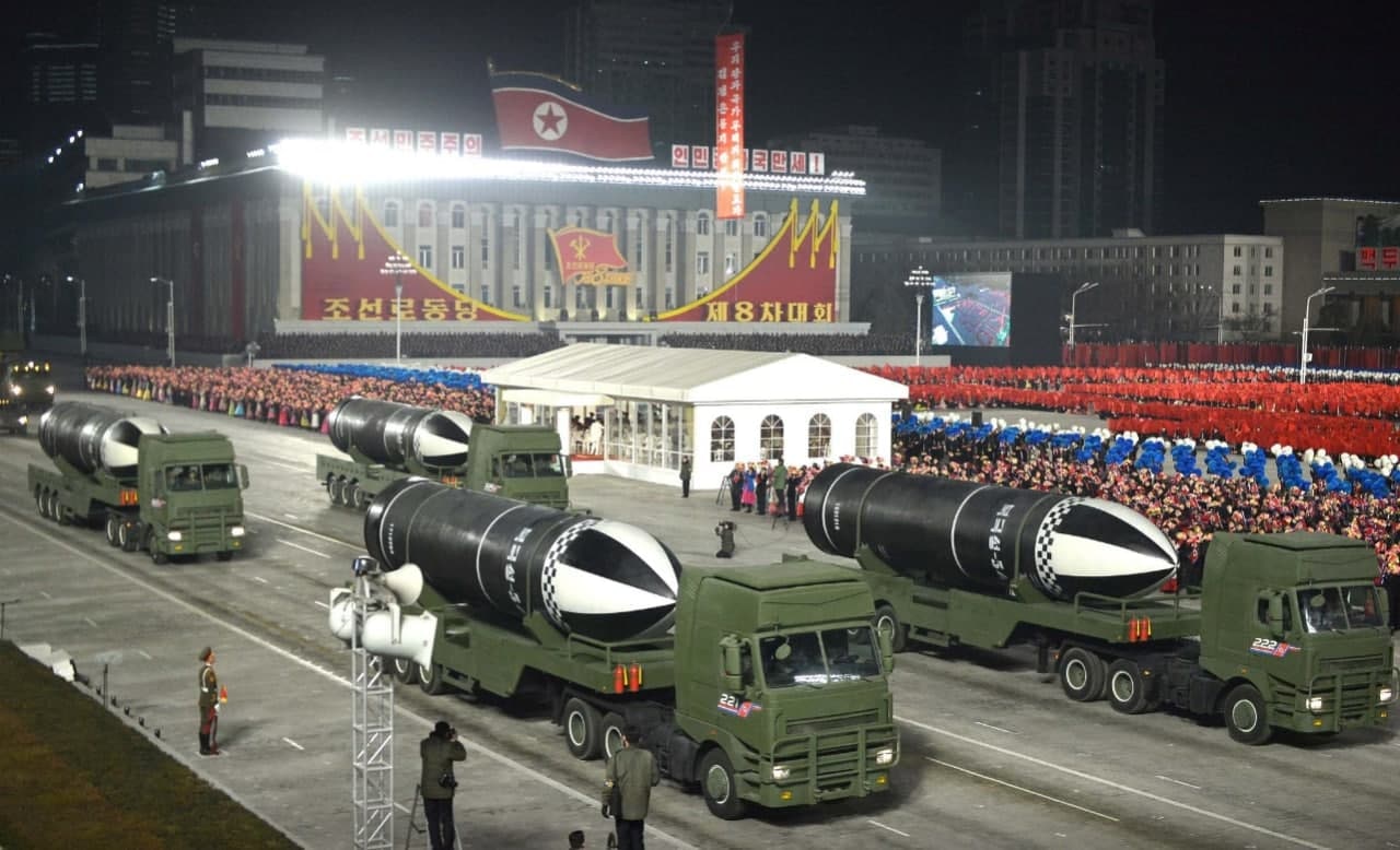 کره شمالی از آنچه «قوی ترین سلاح جهان» نامید در رژه ای نظامی رونمایی کرد