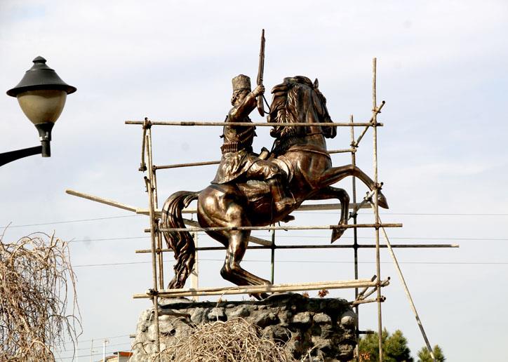 ترميم و رنگ‌آميزي مجسمه ستارخان توسط شهرداري منطقه ۴ تبريز