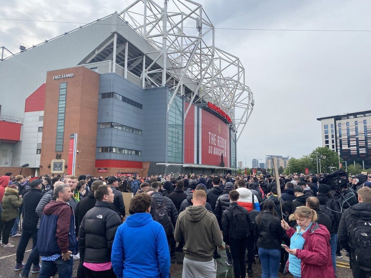 هواداران منچستریونایتد مانع از ورود اتوبوس لیورپولی ها به ورزشگاه