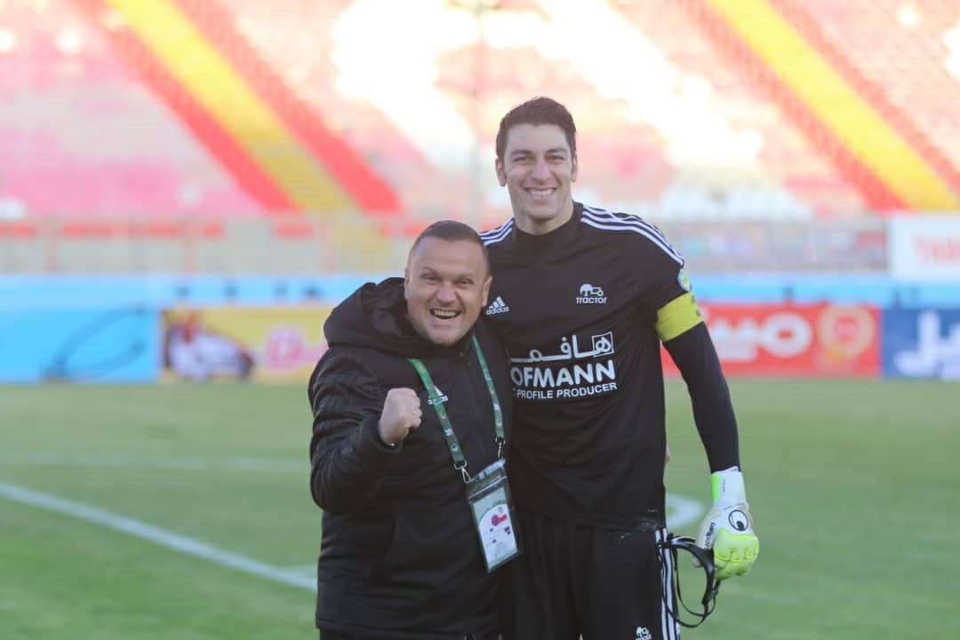 نه لک، نه مظاهری اسکوچیچ، اخباری را ترجیح داد.