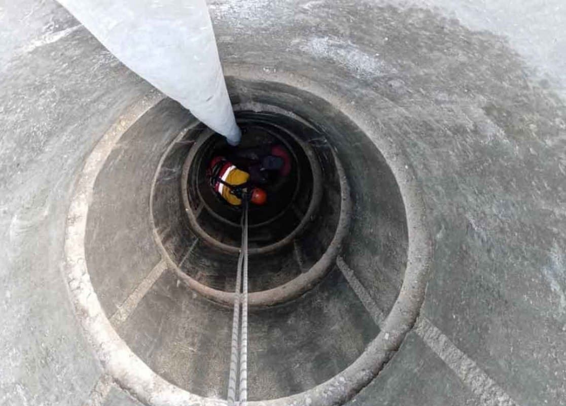 حادثه | سقوط کارگر به عمق چاه شمع بندی در کوی استانداری