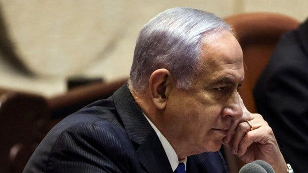 تحقیر نخست وزیر سابق اسرائیل/نتانیاهو را به زور از صندلی کابینه بلند کردند