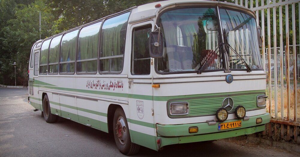 اتوبوس قدیمی تیم فوتبال تراکتور که خاطره‌انگیز است.