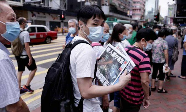صف‌های طولانی برای خرید روزنامه تعطیل‌شده