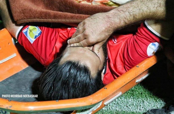 تصویری از محمد عباس‌زاده روی برانکارد پس از مصدومیت در بازی مقابل گل‌گهر