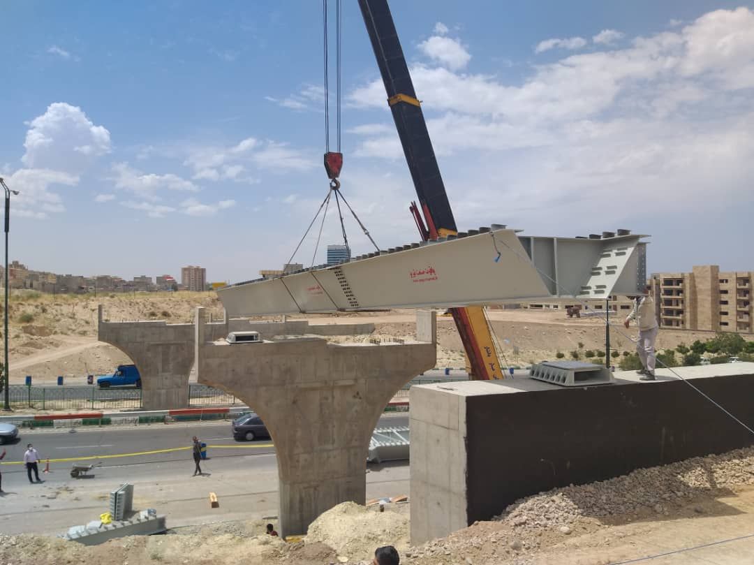 شروع تیرگذاری بر روی عرشه پل دوربرگردان پاسداران به نصر