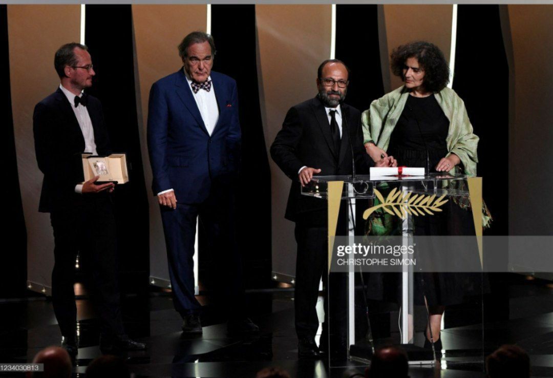 فرهادی جایزه خود را از دست الیور استون، کارگردان شهیر آمریکایی، دریافت کرد.