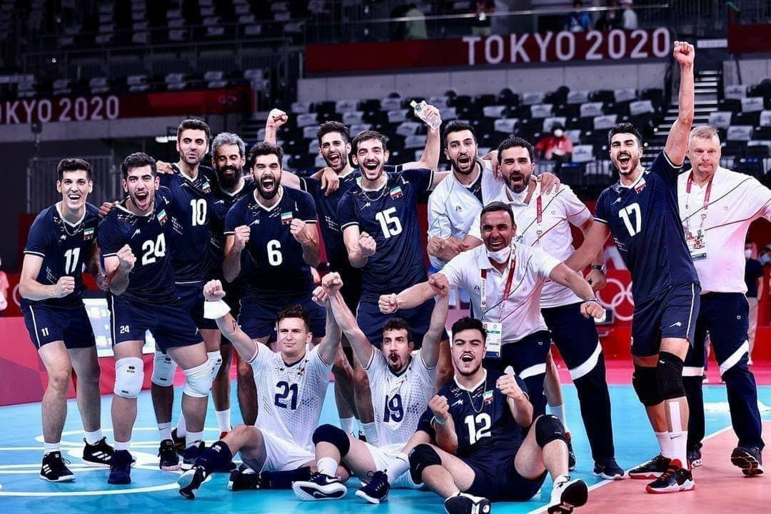 عکس یادگاری ملی پوشان والیبال ایران پس از پیروزی مقابل لهستان در المپیک