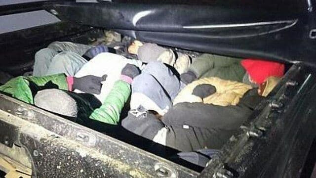 کشف باند قاچاق انسان به اروپا / جاسازیِ ۱۵ مهاجر در صندوق عقب خودرو