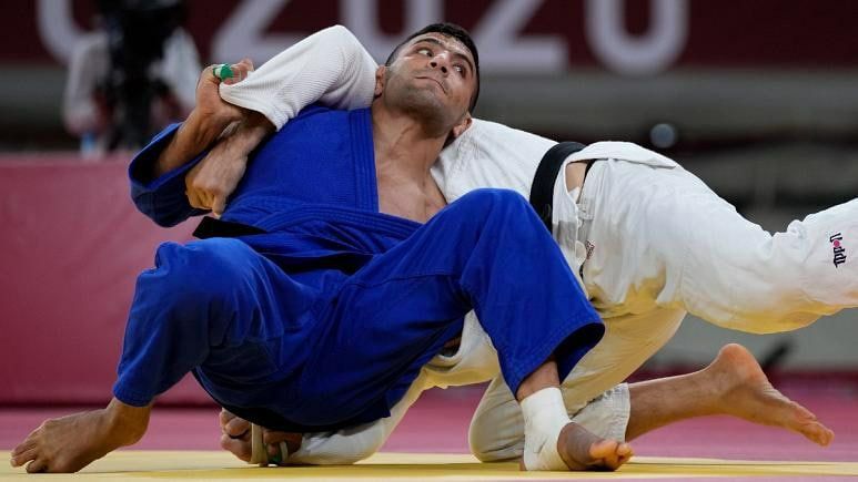 سعید مولایی با پرچم مغولستان به مدال نقره المپیک رسید