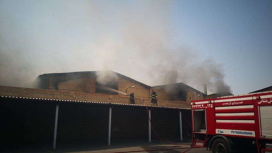 آتش سوزی در انبار واحد تولیدی در آذرشهر