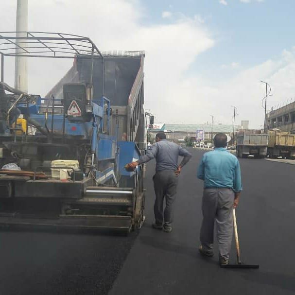 آسفالت ریزی اساسی اتوبان پاسداران توسط شهرداری منطقه پنج تبریز