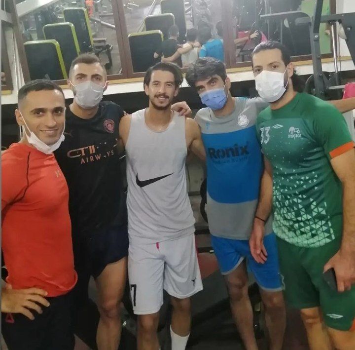 تصویری از محمد عباس‌زاده در کنار میثم تیموری و چند نفر دیگر در سالن وزنه