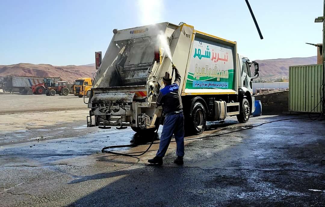 خودروهای حمل پسماند فعال در کلانشهر تبریز به طور روزانه مورد نظافت و شستشو قرار می‌گیرد