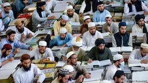 طالبان بدون اشاره به دختران: دانش‌آموزان پسر و معلمان مرد به مدارس برگردند