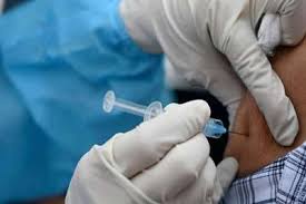 وعده وزیر بهداشت: محدودیت های سنی در تزریق واکسن کرونا برداشته می شود