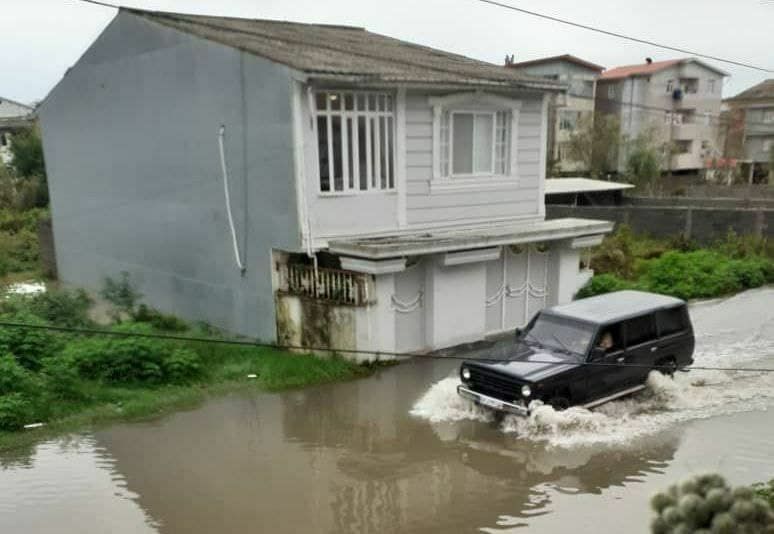 تخلیه حدود ۳۰۰ واحد مسکونی گرفتار سیلاب در شهر آستارا