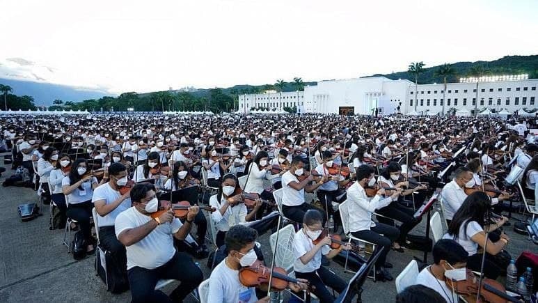 اجرای بزرگترین ارکستر جهان با حضور ۱۲ هزار نوازنده در ونزوئلا