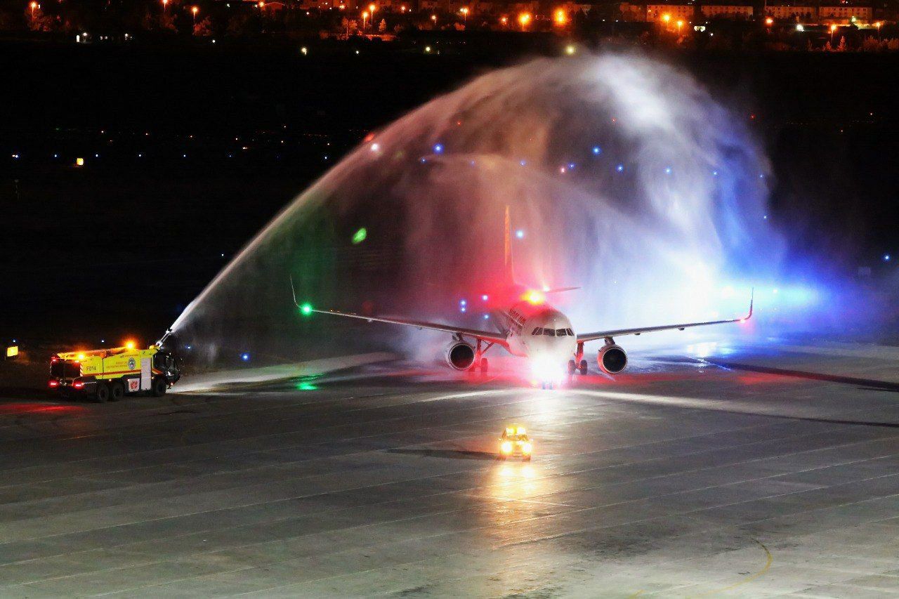استقبال از هواپیمای پگاسوس ترکیه با تاق آب در تبریز