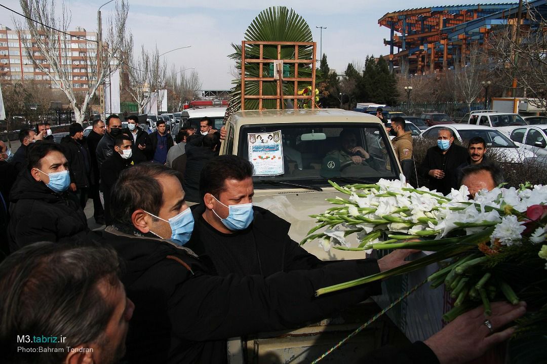 کارکنان شهرداری منطقه ۳ با اهداء شاخه گلی؛بر ۳ شهید گمنام گلگون کفن ادای احترام کردند