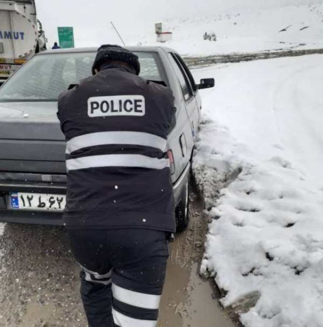 امدادرسانی پلیس آذربایجان شرقی به بیش از هزار راننده گرفتار در برف
