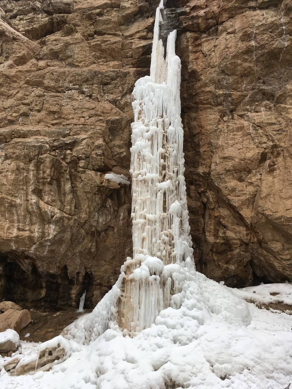 نمایی زیبا از آبشار یخ زده اسکندر در تبریز