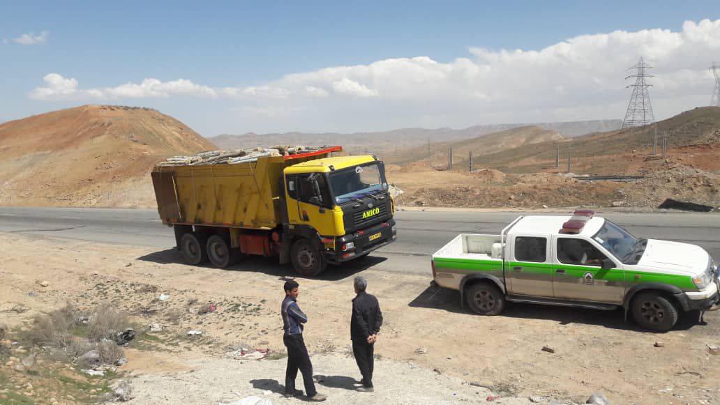 توقیف خودروی باری حامل چوبآلات جنگلی در محور خواجه به تبریز