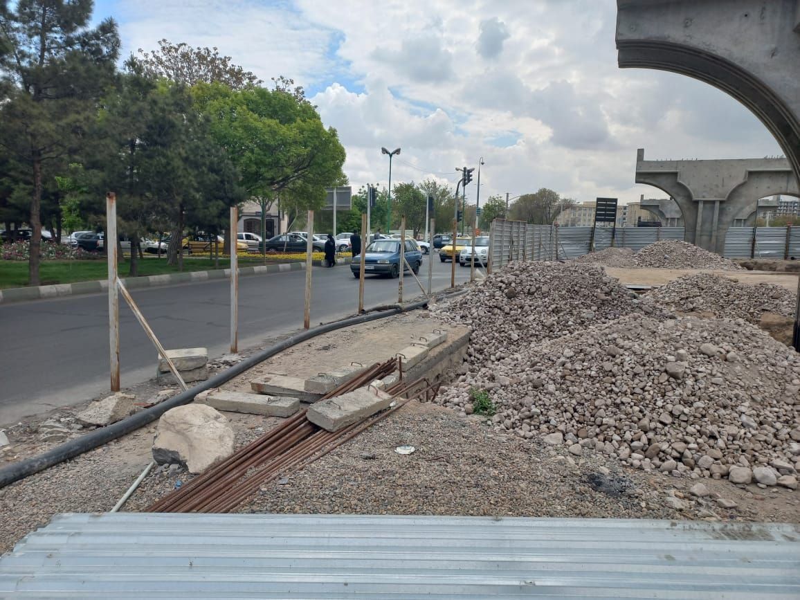 بر چیدن ورقهای حصار کارگاه در ضلع غربی پروژه شهید فلاحی