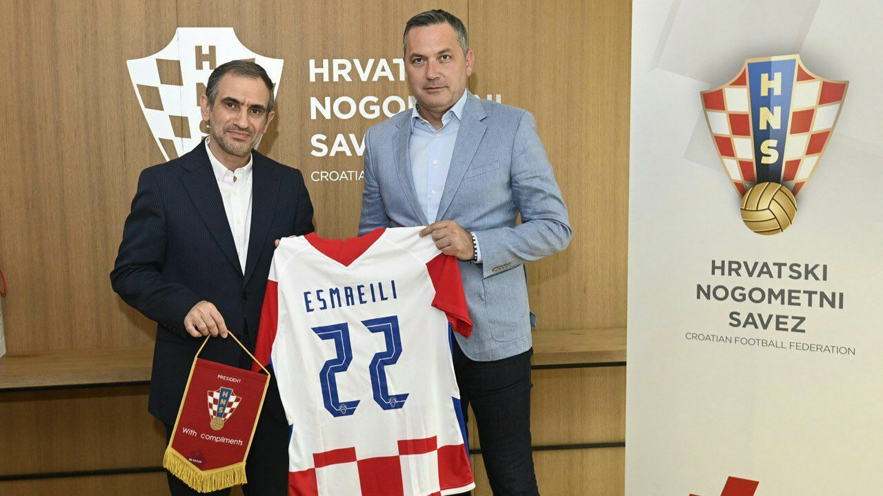 پیراهن شماره ۲۲ تیم ملی فوتبال کرواسی به سفیر ایران هدیه شد