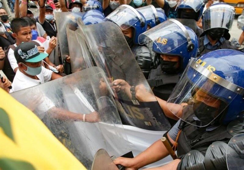 درگیری پلیس فیلیپین با معترضان به سفر آسیایی جو بایدن